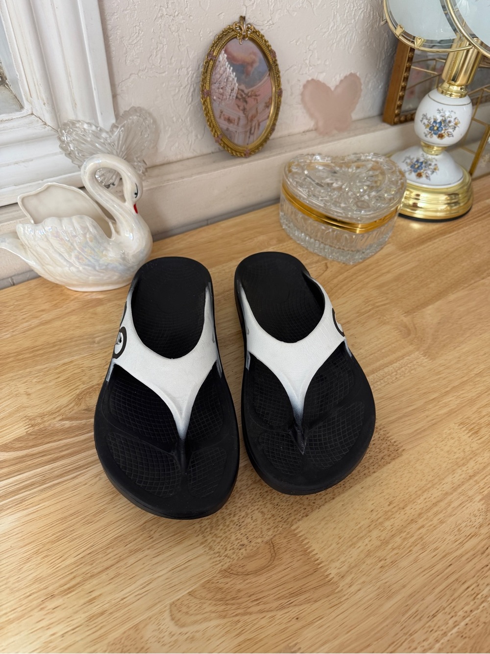 Super comfortable OOFOS black and white recovery flip flops 🖤🤍 Size EU40 W-9 M-7 - Picture 7 of 15